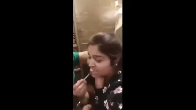 රැකියා ස්ථානයේ සගයෙකු සමඟ දැඩි සම්බන්ධතාවයක යෙදෙන තරබාරු නෑනා කෙනෙක්.