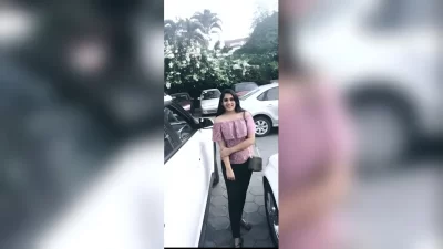 මුඛ උත්තේජනය, අතින් කරන ලද සතුට සහ ලිංගික සංසර්ගය ඇතුළු සමීප ක්‍රියාවන්හි යෙදෙන විස්මිත හා ආකර්ශනීය ඉන්දියානු බිරිඳක්, ඇගේ පියයුරු මත ශුක්‍රාණු මුදා හැරීමෙන් අවසන් වේ.