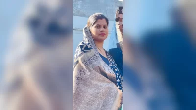 ආකර්ශනීය ඉන්දියානු කාන්තාවක් සමීප ක්‍රියාකාරකම්වල යෙදේ.